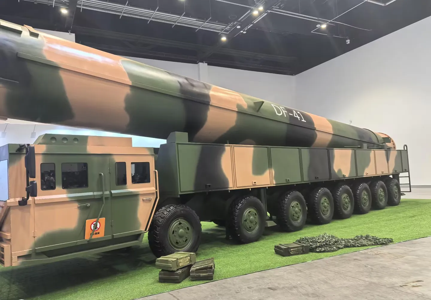 中国兵器工业集团内蒙古某厂坦克油箱悬挂输送线 (0).jpg